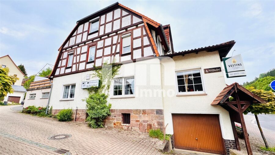 Opulente Gästehausanlage mit 13 Zimmern,2 Sälen,Gastronomiebetrieb + Betreiberwohnung - Gebäudeteil 1 Seitenansicht